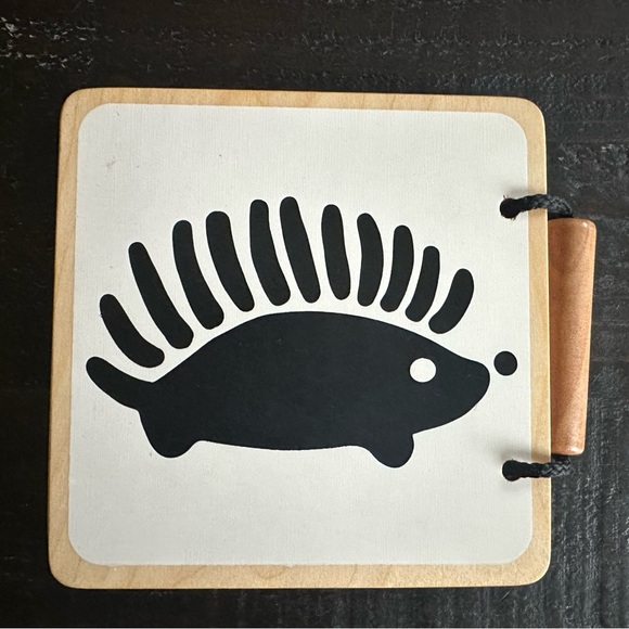 Lovevery my first book wooden book from the Looker Kit - Picture 3 of 6